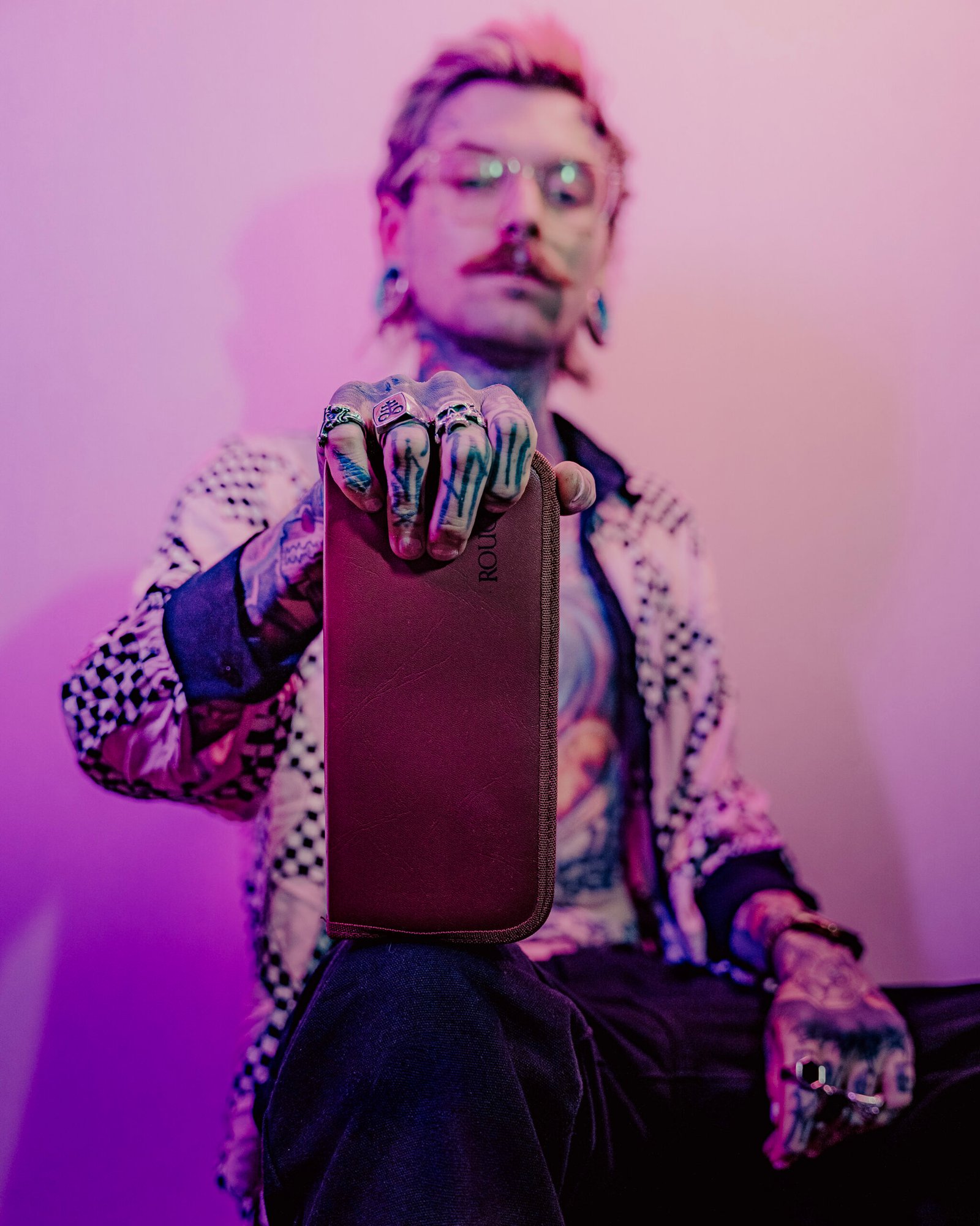 How breadcrumbing leads to emotional attachment without commitment